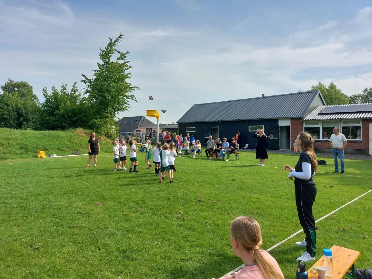 Jeugd van Wees Kwiek schiet op de korf op het veld bij clubgebouw Kwiekersplace in Nuis