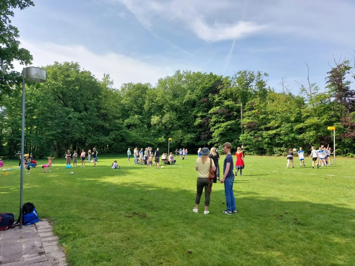 Wedstrijddag op het korfbalveld van Wees Kwiek in Nuis