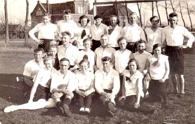 Historische teamfoto van korfbalvereniging Wees Kwiek