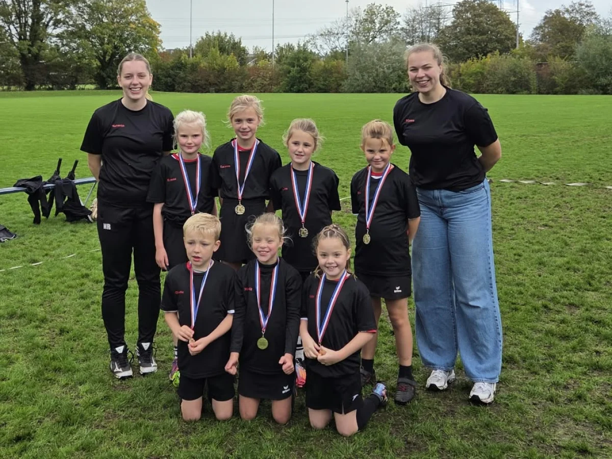 De J3 van Wees Kwiek met de gouden medailles om na het behalen van het kampioenschap
