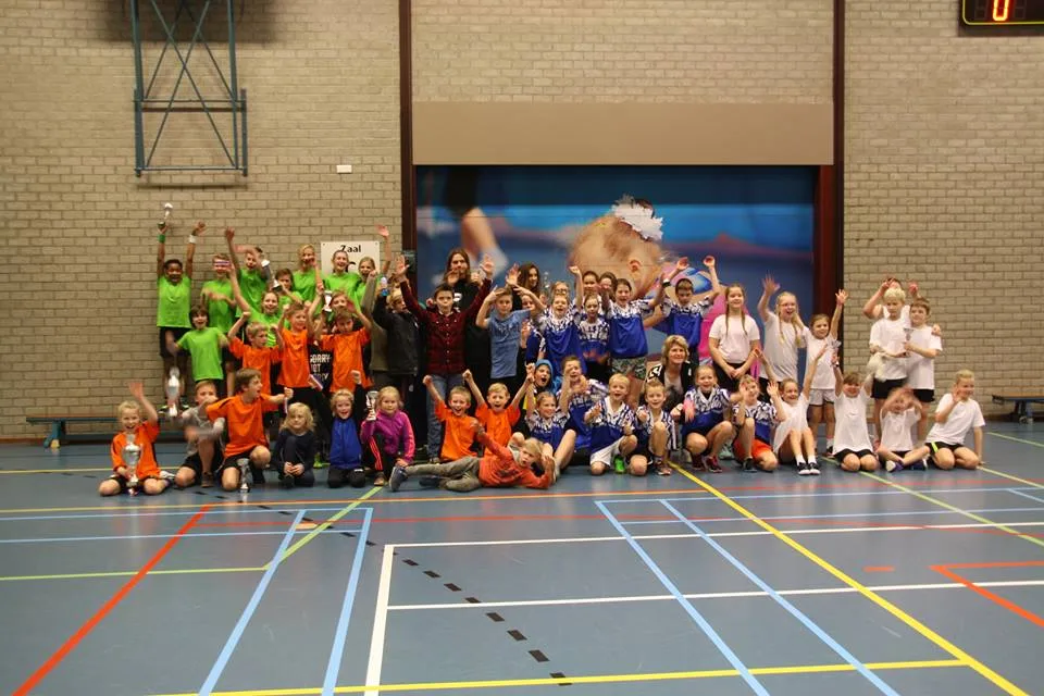 Kinderen tijdens een korfbaltoernooi van Wees Kwiek